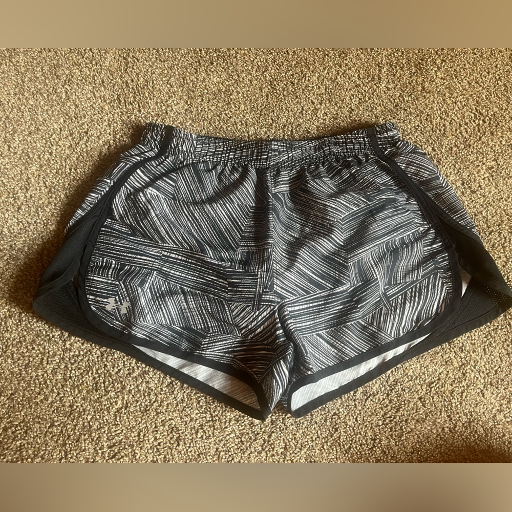 Under armour black and white athletic shorts size extra small